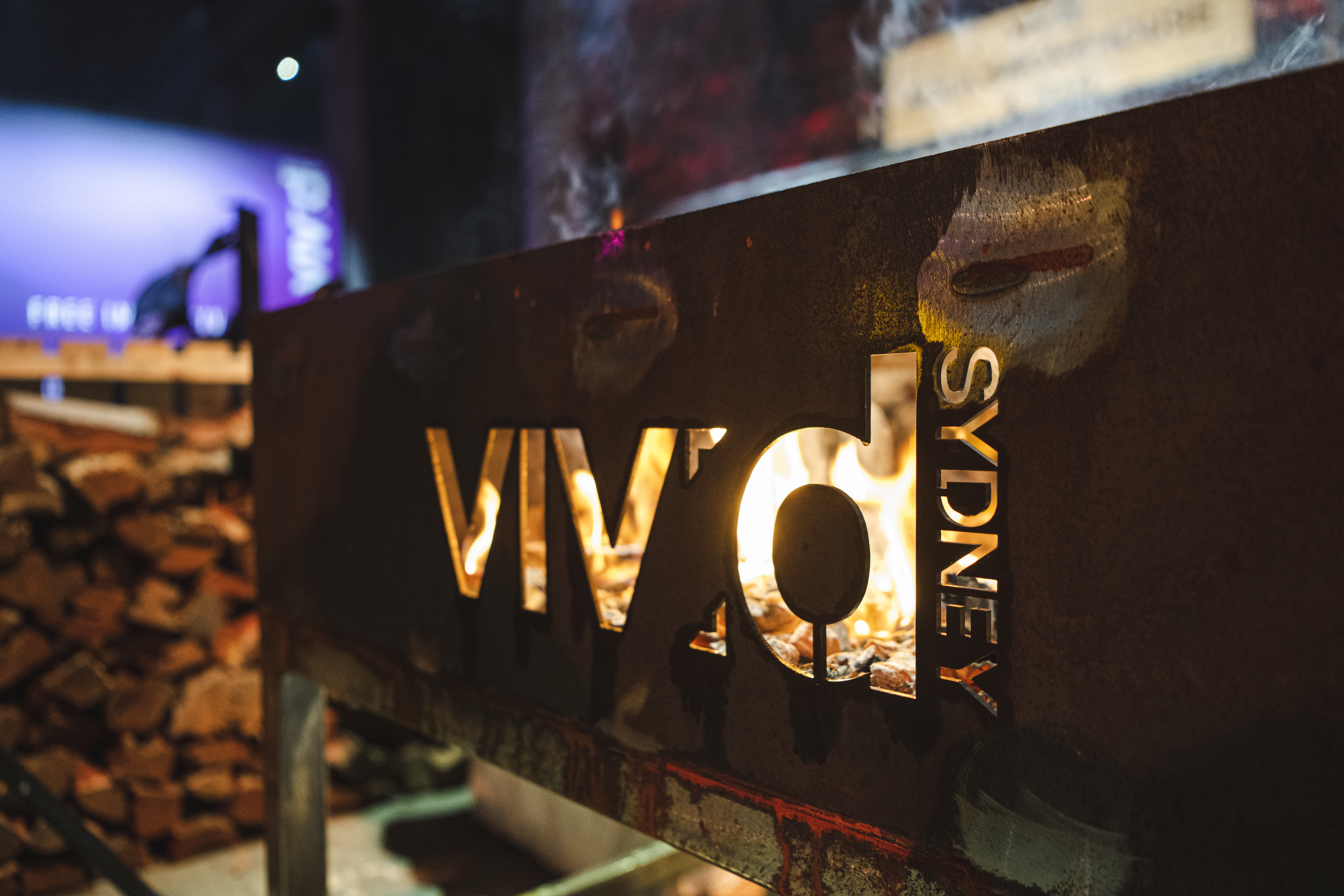 A sign for vivid food, a new aspect of the light show.