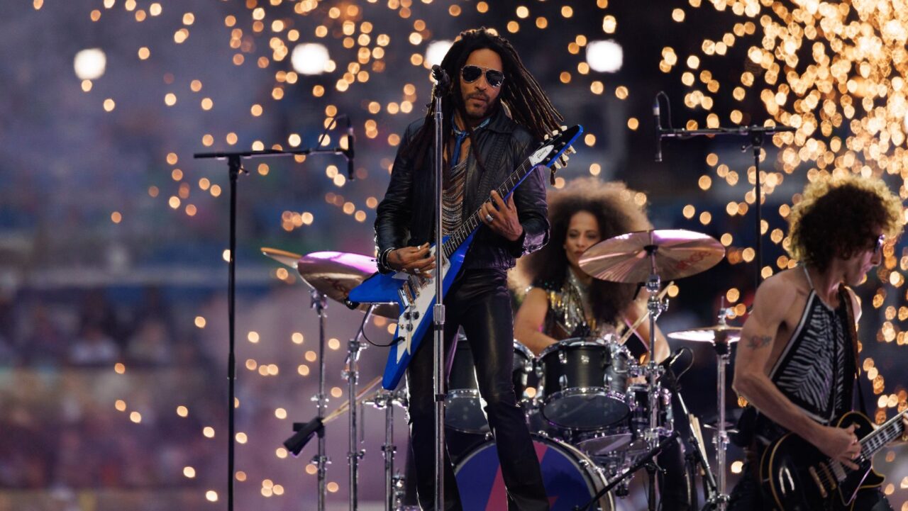 Lenny Kravitz performing