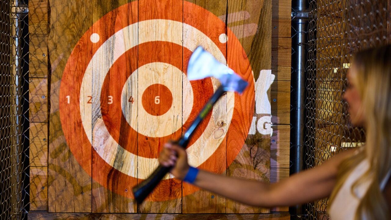 MANIAX axe throwing