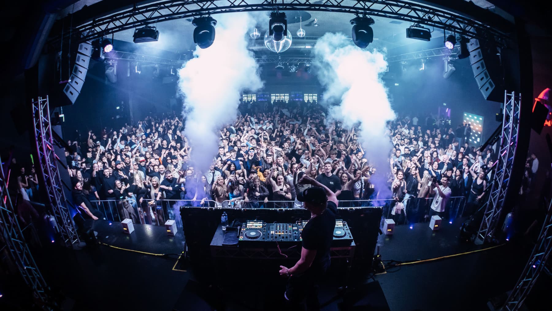 Bella LIVE nightclub